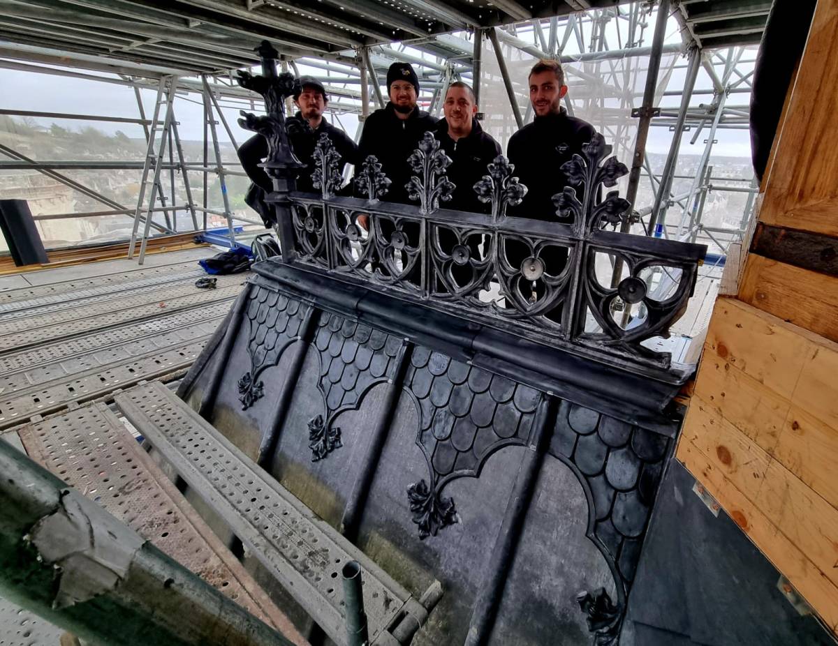 Un groupe d'hommes sur le toit de Versailles