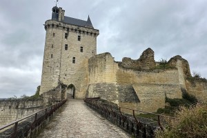 Vue imposante de l'entrée de la forteresse royale de Chinon